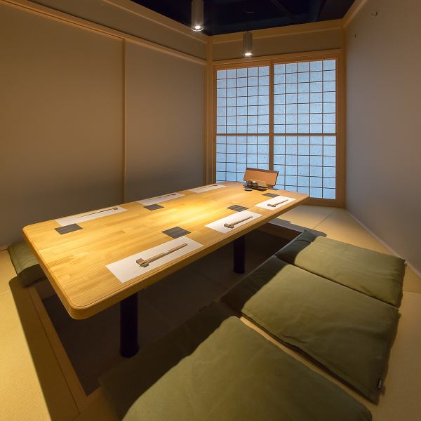 [For various dinner scenes] The digging-type seats where you can enjoy large and small banquet dishes are a nice private space where you can stretch your legs and relax.Have a relaxing time in the store where you can feel the warmth of the wood.Please feel free to contact us regarding the number of people at various gatherings.