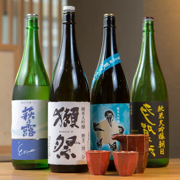 【こだわりのラインナップ】 お料理と是非一緒にお愉しみいただきたいのは幅広い銘柄を取り揃えた日本酒やワイン、全国各地の地酒、ウイスキーやカクテルなど。粋なマリアージュをご堪能ください。