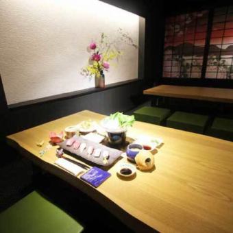 琉球の間は通常、お座敷としてもご利用頂けます。沖縄の武家屋敷をイメージした琉球モダンな落ち着いたお部屋です。観光で来られたお客様や接待で利用されたお客様にも好評です。常に南国情緒ある宮古島の生け花を飾っております。このお部屋につきましてはお子様の入室は出来ませんことをご了承ください。