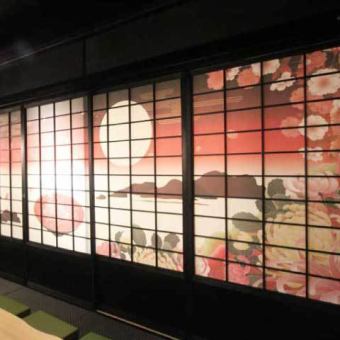 琉球の間の組み絵障子。落ち着いたお座敷でゆっくりとお食事をお愉しみ下さい。