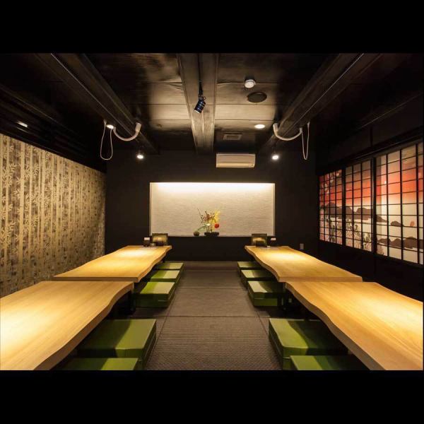 【琉球の間】最大40名様までの琉球の間。琉球武家屋敷をイメージした琉球モダンなデザインの宴会場です。慰安旅行、各種宴会に最適。当店の奥座敷に位置しますのでご宴会の際にはお客様だけのプライベート空間となります。地元でも各種会合にご利用頂いております。