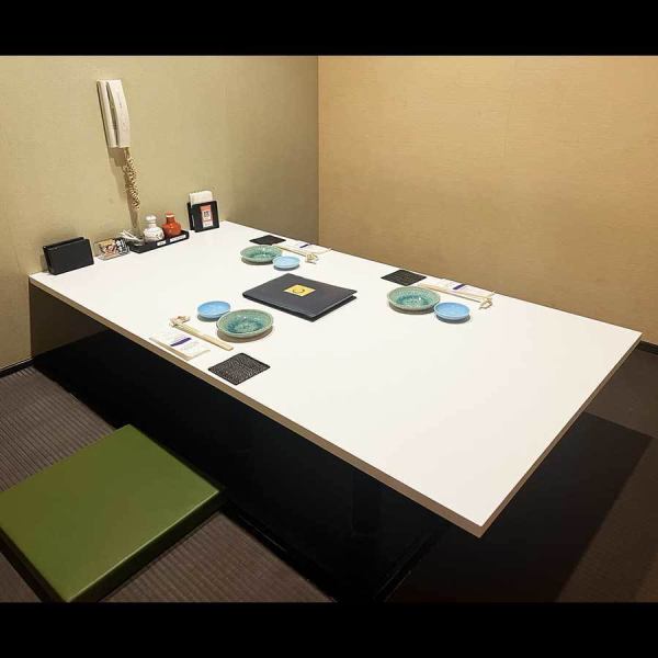 【少人数個室】最大8名様の個室が2部屋と最大10名様の個室が1部屋ございます。デートでお二人様からご利用頂けます。御商談にも最適な個室です。小さなお子様がいらっしゃる場合にも周囲を気にせずお寛ぎ頂けます。またお子様を寝かせる事も可能です。必要であればお子様配膳やブランケットもお持ち致します。