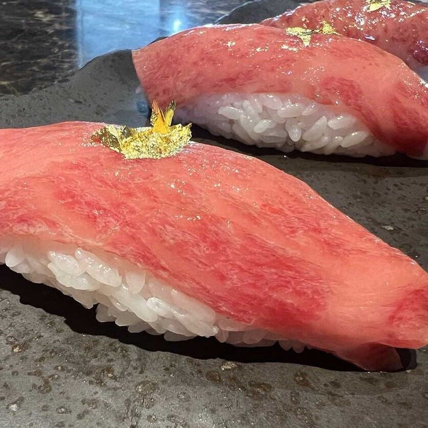 A5ランク宮古牛の肉寿司。創業以来の大ヒットメニューです。