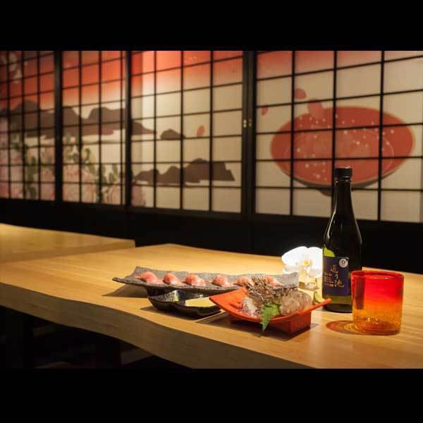 【シーンに応じた静かでゆっくり過ごせる大小個室】デートや記念日には少人数個室。ご商談、接待に最適な個室。小さなお子様連れでも周囲を気にせず過ごせる家族個室。ご年配の方に喜ばれるテーブル席や掘りごたつ個室。団体旅行、慰安旅行などに最適な団体宴会個室など、お客様のシーンに応じた大小個室がございます。