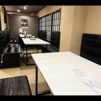 座り心地のよいテーブル席です。以前はお座敷でしたがご年配の方には辛いとのご意見を多々頂戴し、全てテーブル&ソファーに改装いたしました。6名掛けが可能なオーダーテーブルが3テーブルございますので、18名様までの個室としてもご利用頂けます。完全個室ではありませんがコロナ禍に改装のためテーブル間隔は広いです。