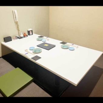 当店はプライベート感をとても大切にしております。お会計もお部屋にいたままでクレジットカード払いも出来ます。ビジネスや接待、ご旅行、デート、お子様連れの方も気兼ねなくお過ごし頂けます。半個室ではなく完全個室となっております。7名様までご利用頂けますが、お二人様でもご利用いただけます。
