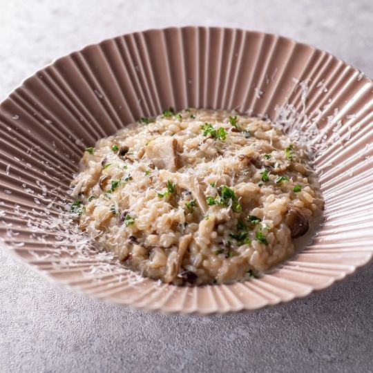 [Risotto/PIZZA] with a focus on seafood, cheese, and vegetables