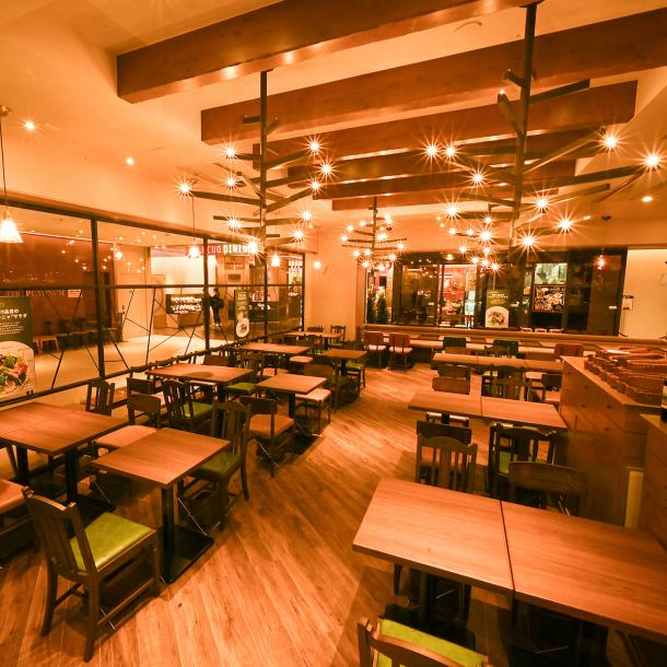2025年10月、店内をリニューアルしました!木の温もりを感じるテーブル席や、デートや記念日にも最適なソファ席をご用意。プロジェクターも完備しており、結婚式の二次会や各種パーティーにもご利用いただけます。お客様の人数やご予算に合わせてプランをご提案いたしますので、どうぞお気軽にお問い合わせください。
