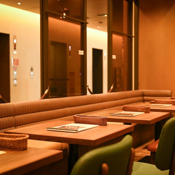 広々とした店内とオーダービュッフェが人気です!リラックスできるソファ席のご用意もありますので、ゆったりくつろいでお食事をお楽しみください。