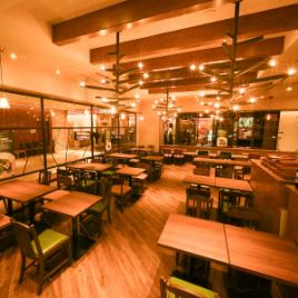 2025年10月、店内をリニューアルしました!木の温もりを感じるテーブル席や、デートや記念日にも最適なソファ席をご用意。プロジェクターも完備しており、結婚式の二次会や各種パーティーにもご利用いただけます。お客様の人数やご予算に合わせてプランをご提案いたしますので、どうぞお気軽にお問い合わせください。
