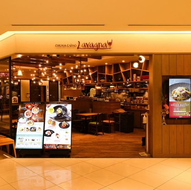 駅直結で超便利な大阪駅上ルクア10階のワイン食堂♪歓迎会などの宴会にピッタリ!オシャレな空間で楽しもう!女子会やデートにもピッタリ!イタリアのワイン食堂の雰囲気をお楽しみください。