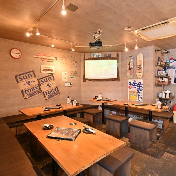 【本八幡×スポーツ観戦】木製を基調とした全て手作りのオシャレな西海岸風スタイル♪2名～最大16名様向けのテーブルあります！シーンに合わせて個室は荷物置く場所や喫煙所としてのご利用も可能！！多様なシチュエーションに対応させていただきます☆プロジェクターではスポーツ観戦も可能、野球・サッカー随時放映中！