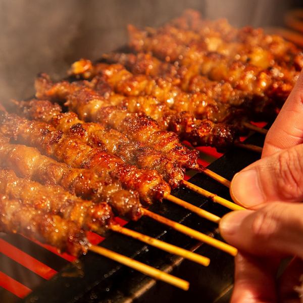 The skewers of chicken skin that are grilled with the belief of "Ichihiki Nyuko" is exquisite!!