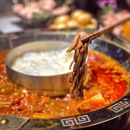 上海に本店を構える【火鳳祥（カホウショウ）】薬膳たっぷり麻辣スープと豚骨、鴨汁の二色鍋が人気です♪