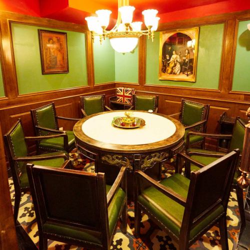 [~ 12 people] A private room with a door and a seat where you can enjoy a round table.