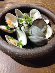 Steamed white clams and raw green seaweed with local sake