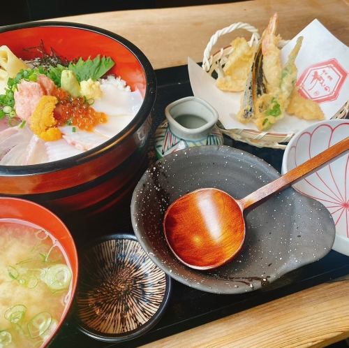 新鮮な魚介を使用した定食メニューをご堪能あれ