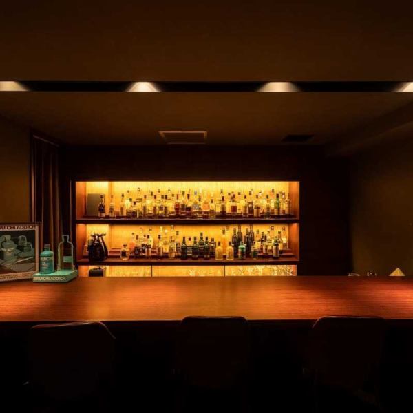 おひとり様や少人数利用にベストなカウンター席が魅力!静かで落ち着いたトーンの店内は、会話を邪魔しない心地よい空気に包まれています。奥のカウンターは半個室風で、2人での利用やバーデビューにもおすすめ☆バーテンダーの手仕事を目の前で楽しむ贅沢な時間をお過ごしください◎