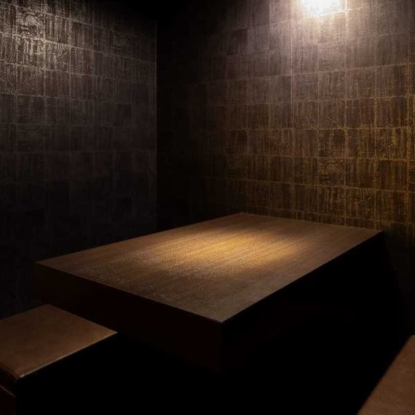 店内はダークトーンを基調に、しっとりと落ち着ける空気を演出。カジュアルな雰囲気も併せ持ち、17時から営業しているので早い時間の利用にも対応可能◎アクセスも良好で、仕事終わりや休日の一杯にぴったり♪シンプルなカウンターと居心地の良い空間が、初めての方も安心して楽しめる雰囲気を創り出します★