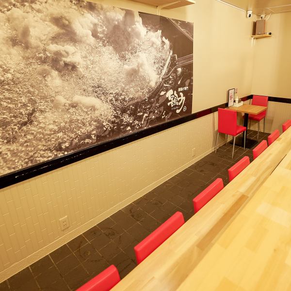 唐揚げ以外にも枝豆・やみつききゅうり・フライドポテト等その他居酒屋メニュー多数！広々８席のカウンターと２名様テーブルが1卓ございます。テーブルは連結して最大10様までのご利用が可能なのでご宴会もOK！お仕事帰りのサク飲みやご友人とのお食事に是非ご利用下さい♪