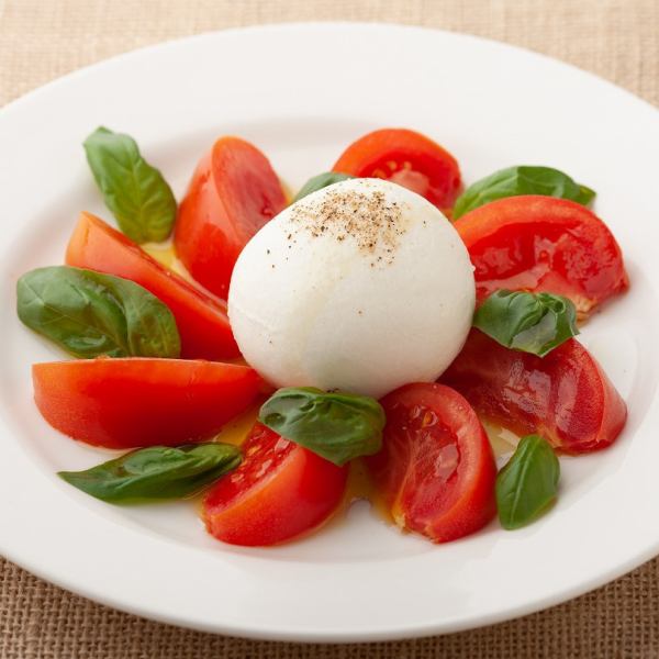 [Very popular with women♪] Caprese with king tomatoes from Kodaira and platter cheese