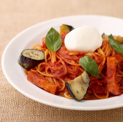 ベーコン茄子とブッラータチーズのトマトソース