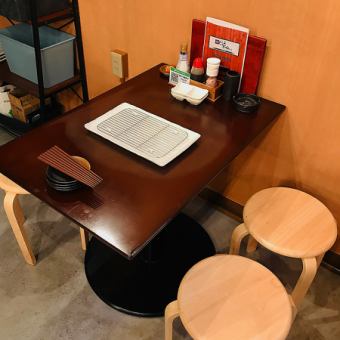 【4名テーブル席】落ち着いた配置で、会話も弾む定番の使いやすい席タイプ。