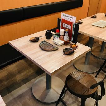 【2名専用テーブル席】コンパクトながらゆったり。デートやさっと食べたい方にもぴったり。