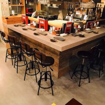 カウンター席（L字型全5席）揚げたての串を目の前で楽しめるライブ感のある席。お一5様にも人気。
