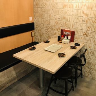 【ソファ＆チェアのミックス席】片側がソファ、もう片側が椅子の座りやすい設計。カジュアルで居心地◎。