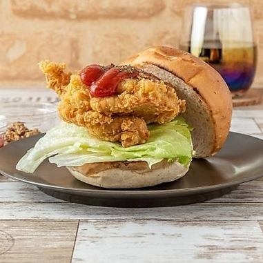 [Crispy chicken burger] A hamburger using crispy and juicy crispy chicken that you can choose from 3 types of sauces of your choice.