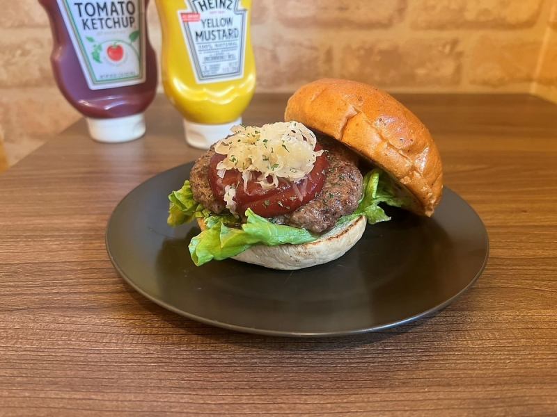 [Classic Burger] THE standard!! A simple hamburger with a thick patty made with wagyu beef
