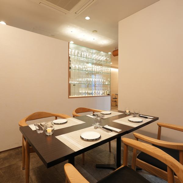 お席は、特別な日を彩る「2名様テーブル」7卓、そして「4名様テーブル」をご用意♪落ち着いた雰囲気の中で、大切な方とのデートや記念日はもちろん、華やかな女子会や各種ご宴会まで、シーンに合わせて幅広くご利用いただけます。ゆったりと流れる贅沢な時間をお過ごしください。