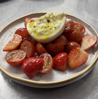 季節の果物、トマト、ブラッティーナのカプレーゼ