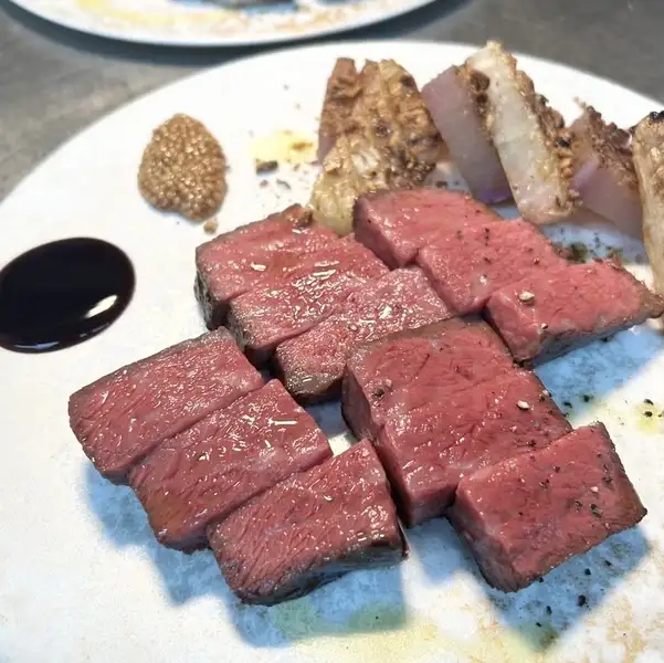 肉本来の濃厚な甘みと炭火焼の香ばしさが際立つ♪ 「黒毛和牛A5ランプの備長炭炭火焼き」