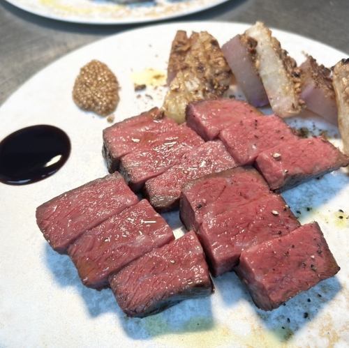 肉本来の濃厚な甘みと炭火焼の香ばしさが際立つ♪ 「黒毛和牛A5ランプの備長炭炭火焼き」  