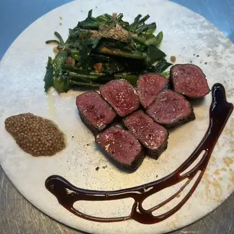 黒毛和牛の炭火焼き