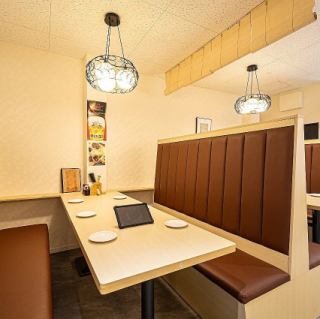 背もたれが高く安心感がある4名様掛けのテーブルを6席完備しております。気の合う友人やご家族にママ友同士など幅広く様々なシーンでご利用できる大変リラックスできる清潔感のあるお席になっております。ぜひご利用ください。