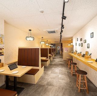 最大40名様までの貸切が可能です。清潔感ある空間で安心してご利用いただけます。広々とした店内は落ち着いた雰囲気で特別なイベントやパーティーにぴったりで、友人やご家族また同僚との楽しいひとときをお過ごしいただけます。