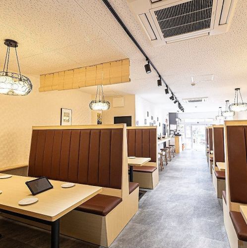 テーブル席やカウンター席などご用意してます。