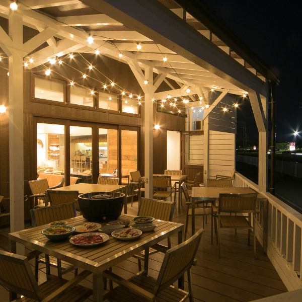 【季節を感じるテラス席でBBQ♪】テラスで風に当たりながら夏の思い出を作りませんか！特にカフェ利用ではワンちゃんとのお食事も可能となっておりますので、お散歩のついでに立ち寄るのも◎リードホックも完備しておりますので安心してお食事をお楽しみいただけます！