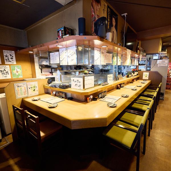 ≪カウンター席≫レトロな雰囲気の店内は、お一人様でのご来店も大歓迎!カウンター席は、仕事帰りのサク飲みやデート、2軒目でのご利用などにも最適です!カウンター越しに広がる活気ある雰囲気の中で、スタッフとのコミュニケーションも楽しみながら、お酒と共にくつろぎのひとときをお過ごしください♪