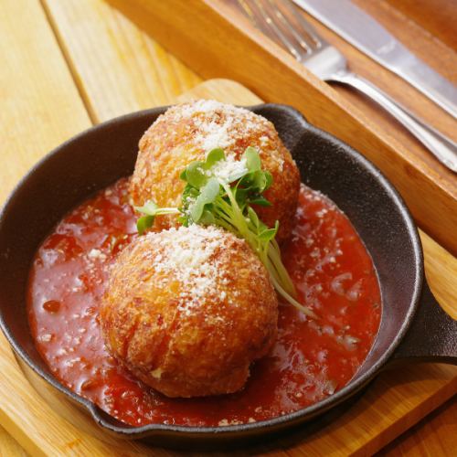 豊富なアラカルト料理をご用意◎DOORSチーズコロッケ600円（税込）