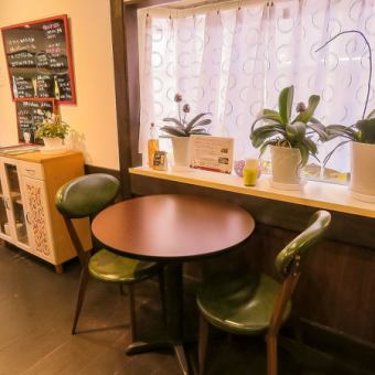 It is a seat of classic cute round table and chair ♪