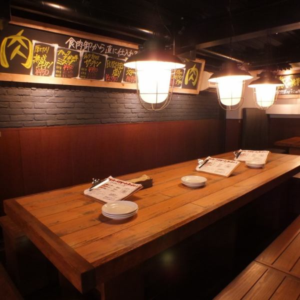 [8 명 × 1] 미국 식당을 연상시키는 캐주얼 한 공간에서 부담없이 친구들과 마시 語らえる 테이블 석으로되어 있습니다.