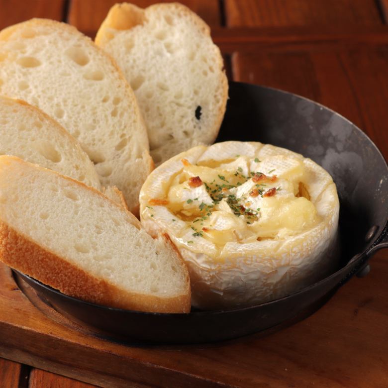 Whole baked camembert (with baguette)
