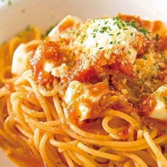 モッツァレラとトマトのパスタ
