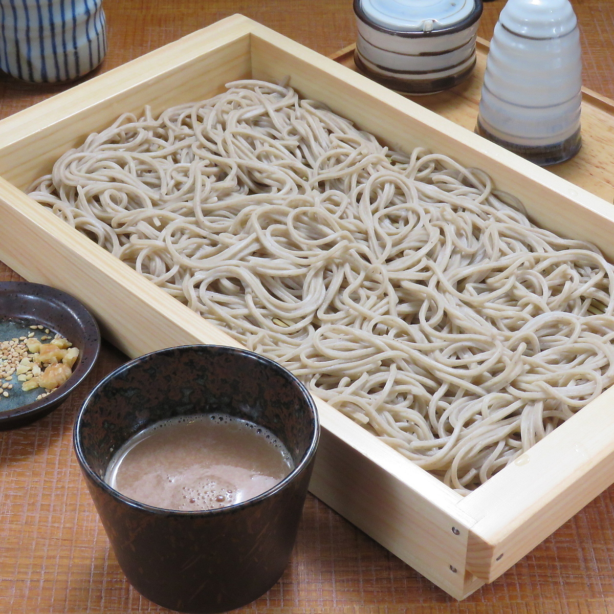 手打ち蕎麦と旬の料理を楽しむ和空間。ランチも宴会も対応。