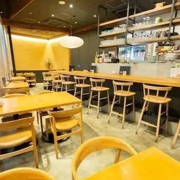 40席の店内は貸切利用も可能で、大人数の宴会に対応。落ち着いた和の空間で周囲を気にせず会話を楽しめます。歓送迎会や会社の集まりなど幅広いシーンで活躍。料理とお酒を囲み、ゆったりとした時間を過ごせます。幅広いシーンでご利用いただけます。落ち着いた雰囲気でゆっくり過ごせます。
