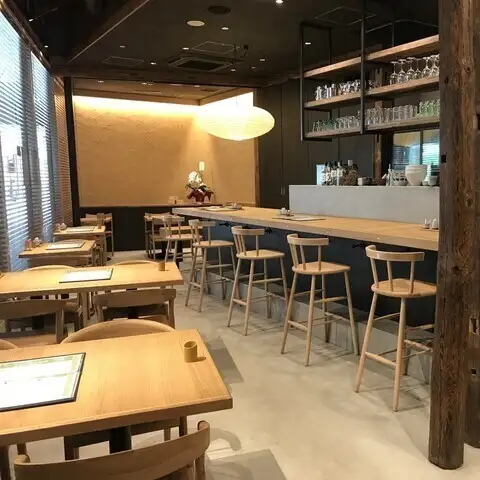 落ち着いたカウンター席で